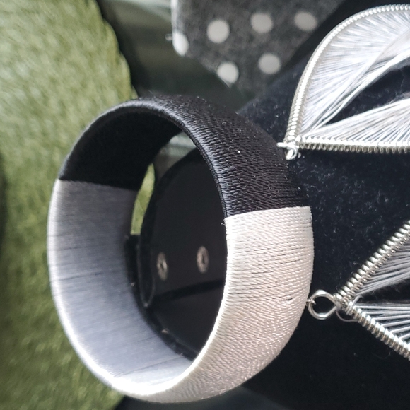 Earrings and bracelet set - Picture 4 of 7